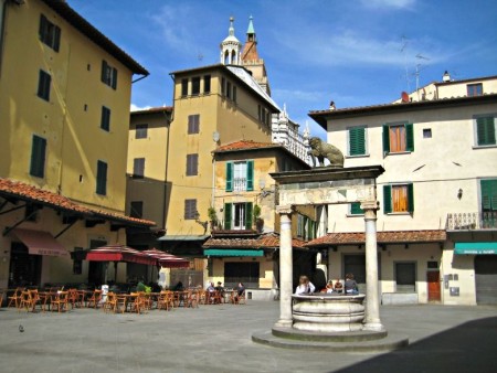 Piazza-della-Sala-Pozzo_del_Leoncino_Pistoia-compressor