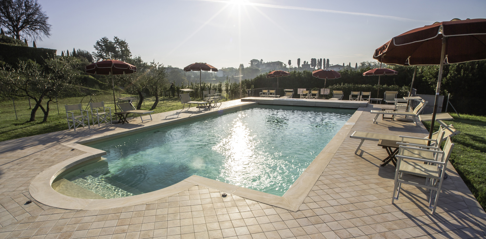 Toskanisches Urlaubsfeeling am Pool unter Olivenbäumen