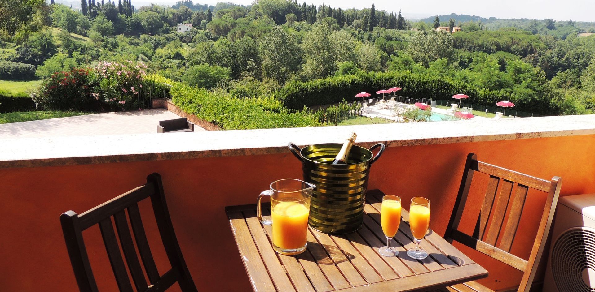 A holiday overlooking the iconic Tuscan landscape<br>-with all the comforts-