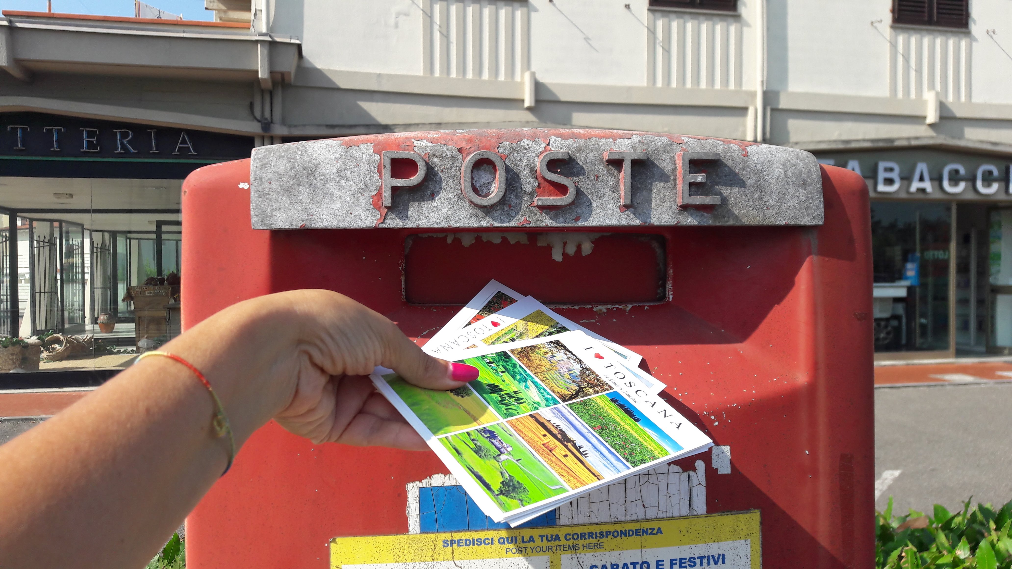 How to send postcards from Italy