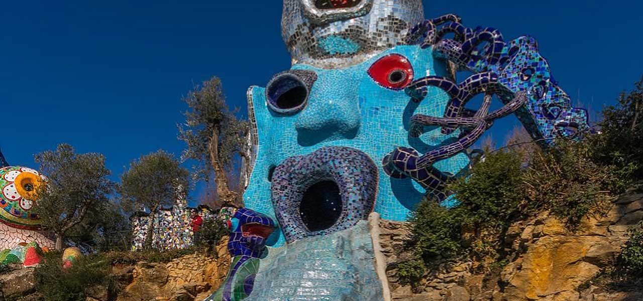 Die Künstlerin Niki de Saint Phalle hat eine phantastische Welt mit Riesenskulpturen aus Mosaik und Keramik geschaffen.
