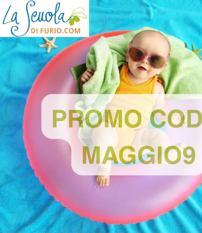 Glückliches Baby auf Schwimmring mit Sonnenbrille, Sommer und Meeresstimmung.