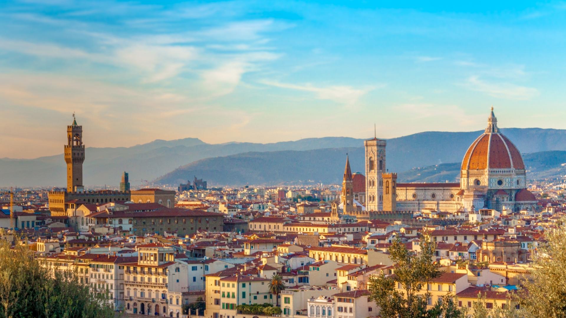 Vista panoramica di Firenze con il Duomo e Palazzo Vecchio al tramonto.