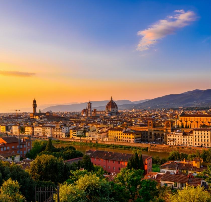 Panorama di Firenze al tramonto con il Duomo e il fiume Arno in vista.
