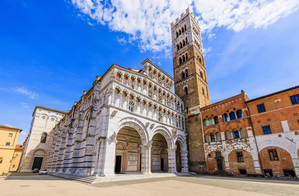Cattedrale di San Martino a Lucca, famosa per l'architettura romanica e il campanile.