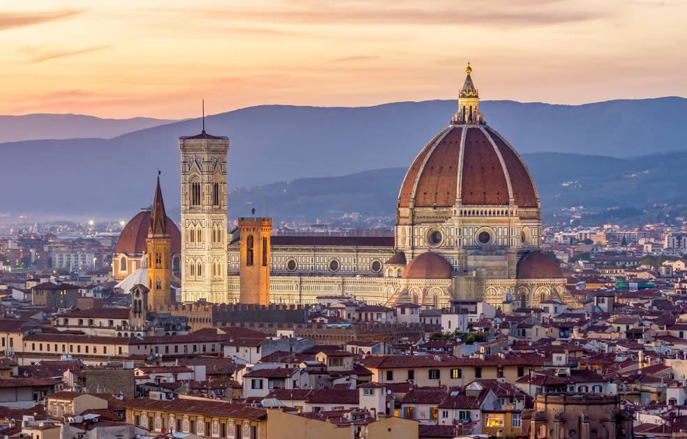 Panorama di Firenze con la Cattedrale di Santa Maria del Fiore al tramonto.