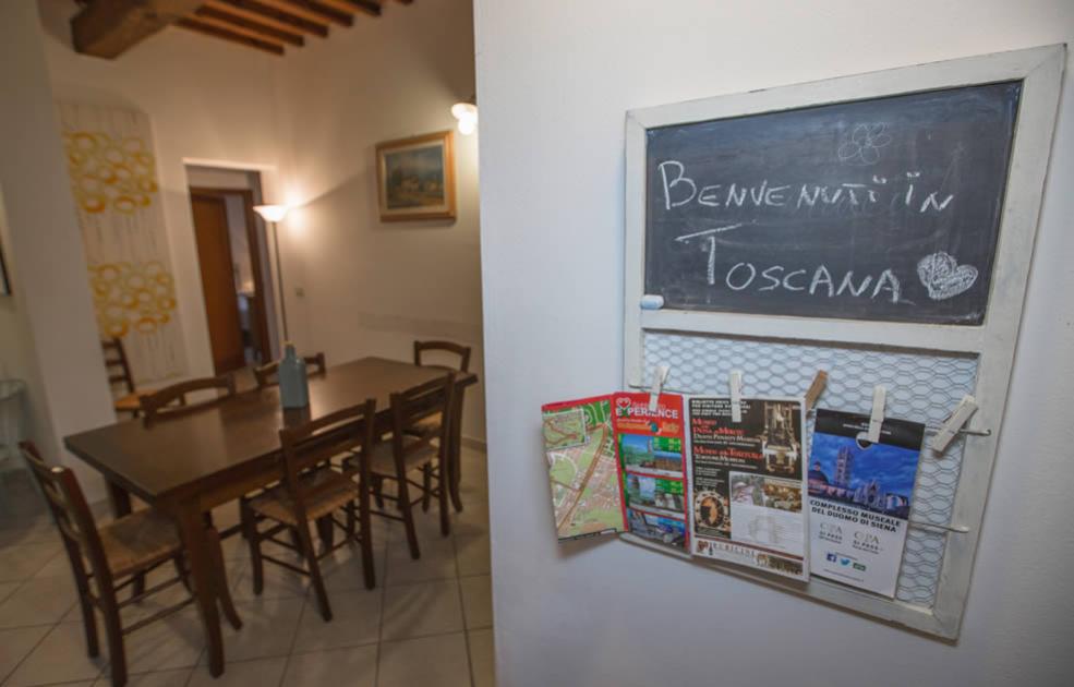 Salle accueillante en Toscane avec table et brochures touristiques.